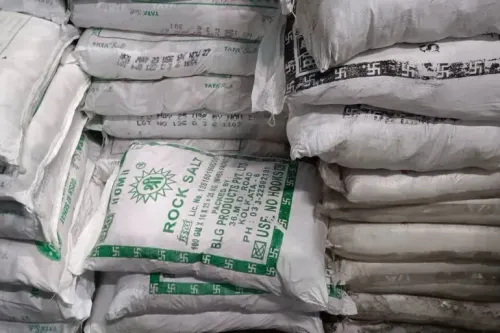 أكياس من ملح الهيمالايا الوردي مستودعة، تُظهر تأثير الحظر التجاري بين الهند وباكستان على تجارة الملح.