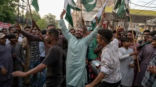 احتفال حاشد في باكستان بعد إعلان وقف إطلاق النار بين الهند وباكستان، حيث يحمل المشاركون الأعلام ويعبرون عن فرحتهم.
