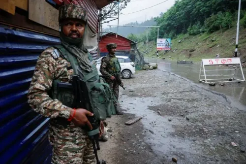 جنود مسلحون يقفون في نقطة تفتيش في كشمير، مع وجود علامات تحذيرية وخلفية خضراء، في سياق جهود الأمن بعد الهجمات الأخيرة.
