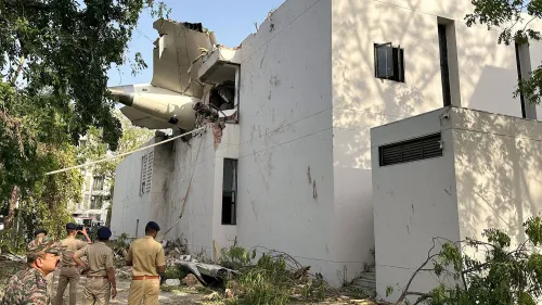 تحطم طائرة بوينغ 787-8 في مبنى سكني بعد الإقلاع، مما أسفر عن مقتل 270 شخصًا، مع وجود فرق الطوارئ في موقع الحادث.