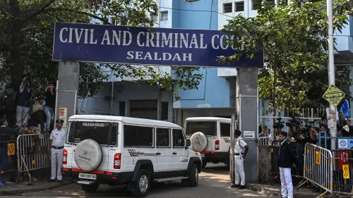 مركبة شرطة تغادر محكمة سيالداه في كولكاتا، حيث تنظر القضية المأساوية لطبيبة قتيلة وأجواء الاحتجاجات والتوتر.