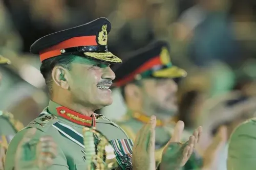 المشير Asim Munir مبتسمًا أثناء احتفال رسمي، مع التركيز على دوره القيادي في الوساطة بين الولايات المتحدة وإيران.