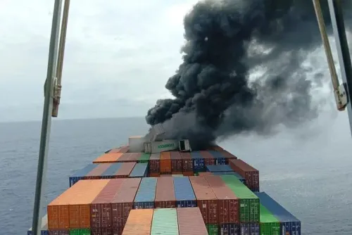 سفينة الحاويات إم في وان هاي 503 تتصاعد منها ألسنة اللهب والدخان الأسود، بينما تعمل قوات خفر السواحل الهندية على السيطرة على الحريق.