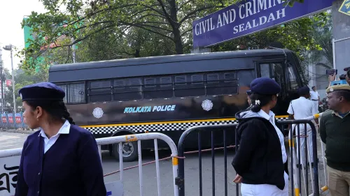 حافلة شرطة كولكاتا متوقفة أمام مبنى المحكمة، مع حضور أفراد الشرطة في الموقع أثناء إجراءات الحكم في قضية اغتصاب وقتل طبيبة.