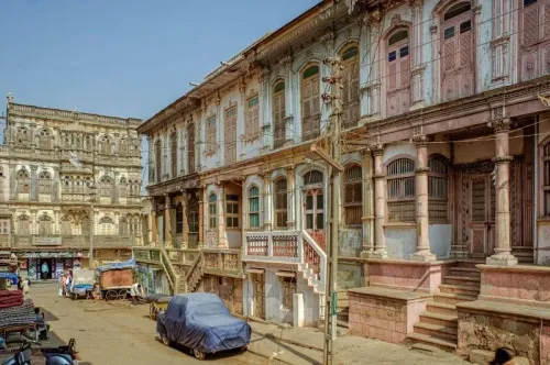 شارع باريس في سيدهبور، غوجارات، يُظهر قصورًا تاريخية ذات ألوان باهتة وتصاميم معمارية فريدة تعكس التراث الثقافي للمدينة.