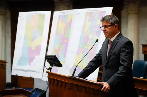 اجتماع نائب الرئيس جيه دي فانس مع الحاكم مايك براون وزعماء الحزب الجمهوري في إنديانا لبحث إعادة رسم خرائط الكونغرس، مع وجود خرائط توضح الدوائر الانتخابية.