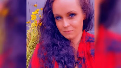 امرأة في الأربعينيات من عمرها، بريونا كاسيل، تظهر في صورة قريبة، مع خلفية من الأزهار، بعد نجاتها من حادث سيارة في إنديانا.