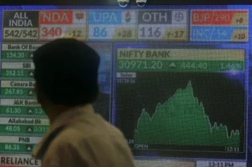 شخص يقف أمام شاشة تعرض بيانات سوق الأسهم الهندية، مع رسم بياني يظهر تقلبات مؤشر نيفتي بانك، مما يعكس النشاط في سوق الخيارات.