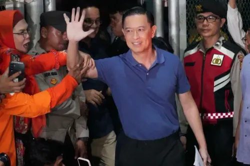 منافس سياسي سابق للرئيس الإندونيسي يحيي الحشود بعد إطلاق سراحه من السجن، في إطار خطة عفو عن السجناء السياسيين.