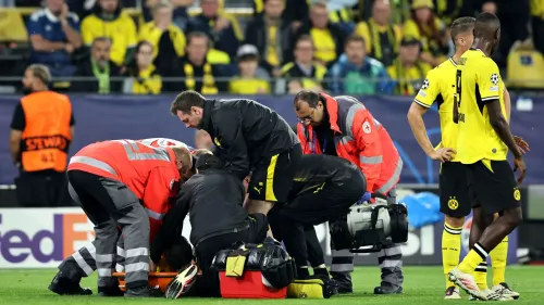 طاقم طبي يعالج اللاعب اليوناني الشاب Karetsas على أرض ملعب Signal Iduna Park بعد إصابة خلال مباراة فريق بوروسيا دورتموند.