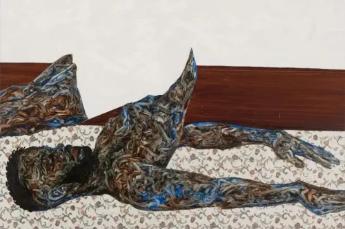 لوحة فنية تجسد شخصية رجل مستلقٍ على الأرض، بتفاصيل معقدة وألوان دافئة، تعكس أسلوب أمواكو بوافو الفريد في تصوير الهوية والثقافة.