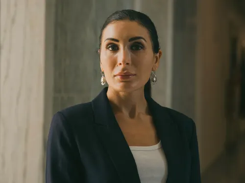 لورا لومر، الناشطة اليمينية المثيرة للجدل، تظهر في صورة رسمية، تعكس تأثيرها المتزايد في السياسة الأمريكية وتحدياتها داخل الإدارة.