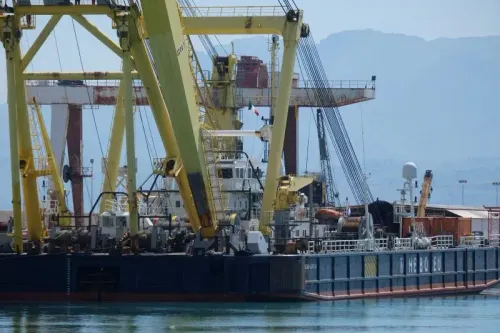 صورة تظهر يختًا غارقًا بالقرب من ميناء، مع معدات إنقاذ بحرية وأعمال انتشال جارية لفهم حادث غرق اليخت "بايزيان" قبالة سواحل صقلية.