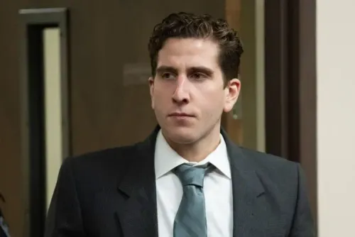 رجل يرتدي بدلة داكنة يظهر في قاعة المحكمة، حيث تتعلق القضية بمقتل أربع طلاب في جامعة أيداهو، مما أثار قلق المجتمع.