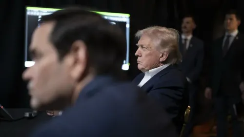 ترامب يجلس مع مستشاره ماركو روبيو أثناء متابعة عملية القبض على مادورو في مار-أ-لاغو، مع شاشات تعرض تفاصيل المهمة.