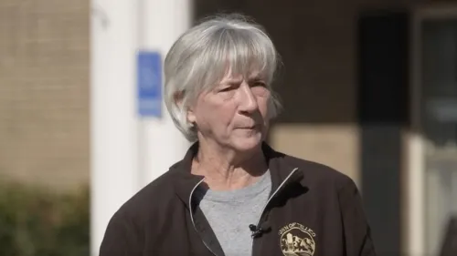 امرأة مسنّة تتحدث بقلق عن مخاوفها من جيرانها الجدد في تينيسي، في ظل تصاعد نشاط جماعات الكراهية.