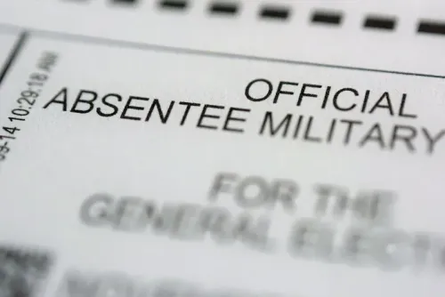 ورقة اقتراع عسكرية رسمية مخصصة للانتخابات العامة، تظهر النص "غائب رسمي عسكري" بوضوح، تعكس قضايا حقوق التصويت.