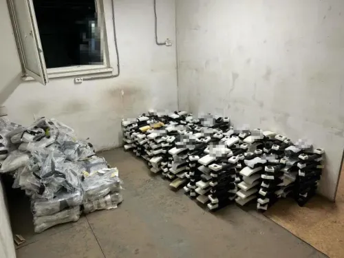 صورة تظهر غرفة تحتوي على أكوام من الطائرات بدون طيار المغلفة، تم تهريبها إلى روسيا لاستخدامها في الهجمات الأوكرانية.