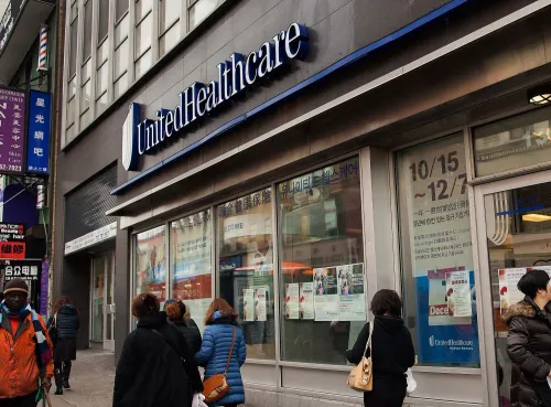 واجهة مكتب شركة UnitedHealthcare في مانهاتن، حيث يتجمع الناس وسط لافتات توضح ممارسات التأمين الصحي والإذن المسبق.