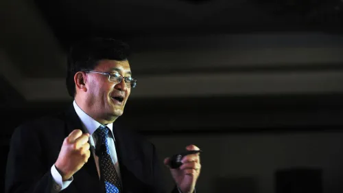 ليب-بو تان، الرئيس التنفيذي الجديد لشركة إنتل، يتحدث بحماس خلال حدث تقني، مع التركيز على مستقبل الشركة في صناعة الرقائق.