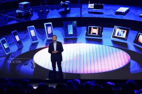 تظهر الصورة الرئيس التنفيذي لشركة Intel، Lip-Bu Tan، خلال كلمته في معرض Computex، محاطًا بشاشات تعرض تقنيات أشباه الموصلات.