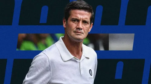 Cristian Chivu مدرب إنتر ميلان يظهر بزي رسمي أثناء حديثه عن استعدادات الفريق للموسم الجديد وصفقات الانتقالات.