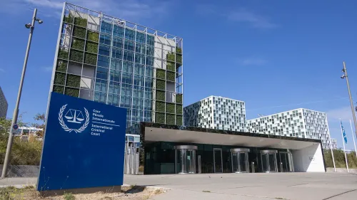 مبنى المحكمة الجنائية الدولية في لاهاي، يرمز إلى الجهود القانونية لمحاسبة قادة طالبان على انتهاكات حقوق المرأة في أفغانستان.