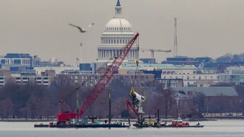 جهود انتشال الحطام من نهر بوتوماك مستمرة، مع استخدام رافعة لرفع أجزاء من الطائرة بالقرب من مبنى الكابيتول في واشنطن.