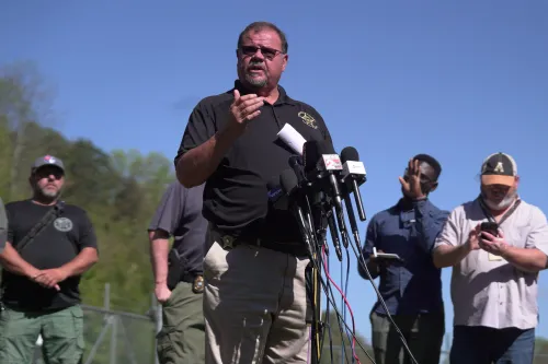 شريف مقاطعة همفريز كريس ديفيس يتحدث خلال مؤتمر صحفي حول انفجار مصنع المتفجرات في تينيسي، بحضور مجموعة من الصحفيين.