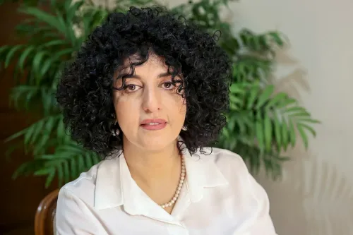 نرجس محمدي، ناشطة حقوق الإنسان الحائزة على جائزة نوبل، تظهر في صورة تعكس التحدي والالتزام بقضايا حقوق الإنسان في إيران.