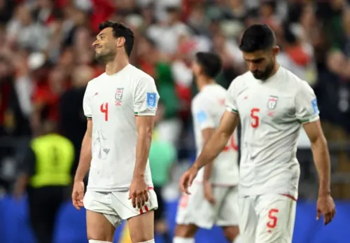 لاعبو المنتخب الإيراني يظهرون مشاعر الحزن بعد الخروج من كأس العالم، حيث انتهت آمالهم في التأهل لدور الـ32.