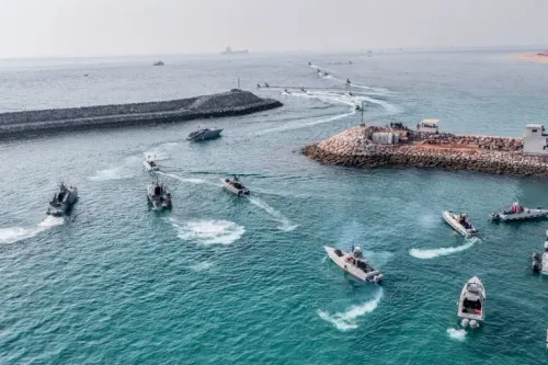 قوارب الحرس الثوري الإيراني تبحر في مياه خليج عُمان، في إطار عملية ضبط ناقلة النفط Ocean Koi، وسط توترات حول الأمن البحري.