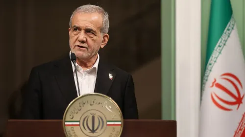 الرئيس الإيراني مسعود بيزشكيان يتحدث في فعالية ببندر عباس، مشددًا على أهمية المفاوضات مع الولايات المتحدة لتجنب الحرب.