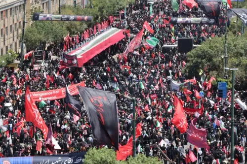 حشود ضخمة في مشهد ترفع الأعلام واللافتات الثورية خلال مراسم تشييع آية الله علي خامنئي وسط هتافات تطالب بالانتقام من ترامب.