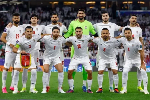 فريق كرة القدم الإيراني يتكون من 11 لاعبًا يرتدون زيهم الأبيض، مستعدين للمشاركة في كأس العالم FIFA 2026.