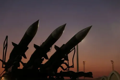 صواريخ إيرانية من منظومة الدفاع الجوي "أرش كمانگير" silhouetted against a sunset, تعكس قدرة إيران على مواجهة التهديدات الجوية.