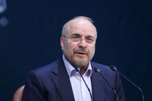 محمد باقر قاليباف يتحدث في مؤتمر صحفي، معبراً عن دعم إيران لفوز إسبانيا في كأس العالم ومواقفها السياسية ضد العدوان الإسرائيلي.