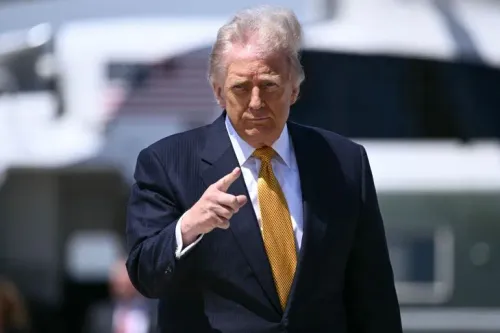 الرئيس الأمريكي دونالد ترامب يشير بيده أثناء مغادرته واشنطن متوجهاً إلى بكين، في زيارة دبلوماسية هامة لمناقشة القضايا التجارية والإيرانية.