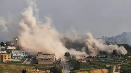 تصاعد الدخان من مباني مدمرة في جنوب لبنان نتيجة الهجمات الإسرائيلية، مع مشاهد للدمار والذعر بين السكان.