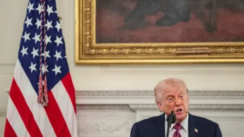 أعلن الرئيس الأمريكي دونالد ترامب عن تمديد الهدنة مع إيران، مع استمرار الحصار البحري، في خطوة تهدف للحفاظ على الدبلوماسية.