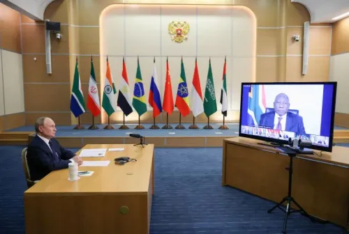 اجتماع وزراء خارجية مجموعة BRICS في نيودلهي، مع العلميات الوطنية خلفهم، حيث يناقشون التعاون الاقتصادي والقضايا الدولية.