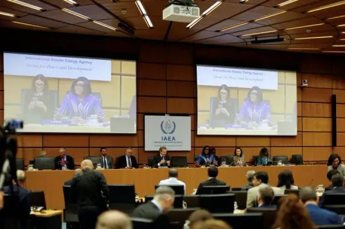 اجتماع لمجلس محافظي الوكالة الدولية للطاقة الذرية في فيينا، حيث تركز المناقشات على البرنامج النووي الإيراني وتوترات التعاون.