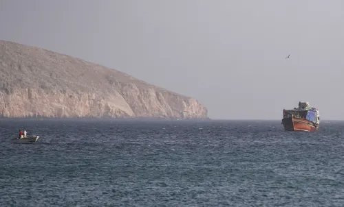 سفن تجارية وصيادون في مضيق هرمز، الشريان الحيوي لتجارة الطاقة العالمية وسط توترات الصراع مع إيران.