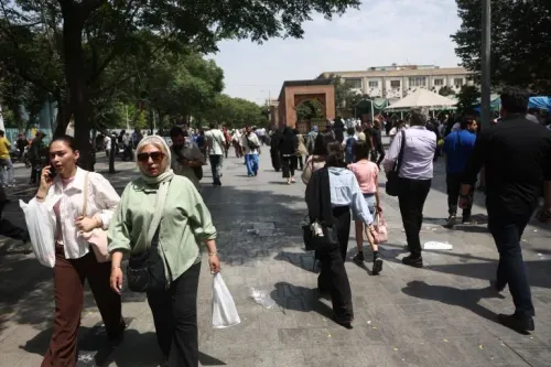 مشاة إيرانيون في شارع مزدحم بطهران يعكس الحياة اليومية وسط تحديات اقتصادية واجتماعية متزايدة في البلاد.