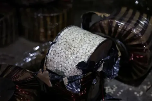 صورة تظهر حبوب الكبتاغون المخدرة داخل حاويات تم ضبطها في عملية أمنية مشتركة بين العراق ولبنان لمكافحة تجارة المخدرات.