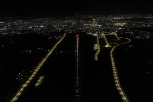 مطار الموصل الجديد مضاء ليلاً، يظهر مدرج الطائرات والمرافق المحيطة به، بعد إعادة ترميمه ليتحول إلى مركز للرحلات الداخلية والدولية.