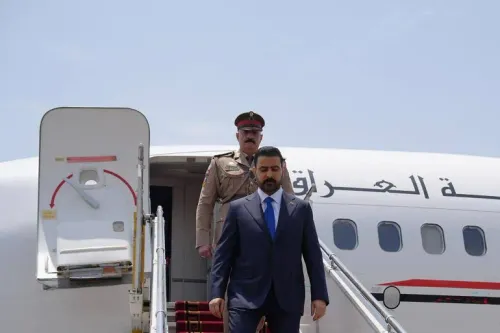 رئيس الوزراء العراقي علي الزيدي ينزل من طائرة رسمية في زيارة إلى تركيا لمناقشة التعاون الاستراتيجي وقضايا النفط والأمن والمياه.