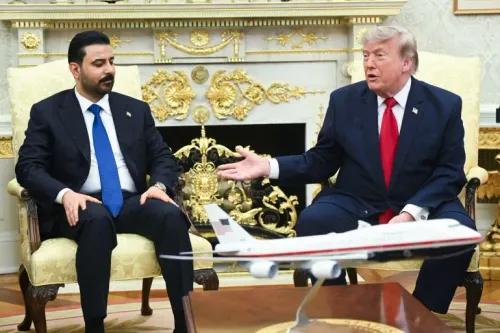 علي العيدي رئيس وزراء العراق يجلس مع الرئيس الأمريكي ترامب في المكتب البيضاوي خلال لقاء سياسي حاسم يناقش النفوذ الأمريكي في بغداد.