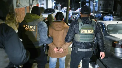 اعتقال شخص من قبل ضباط إنفاذ القانون، مع التركيز على الإجراءات الأمنية في سياق عمليات الترحيل والمشاكل المتعلقة بخصوصية بيانات دافعي الضرائب.