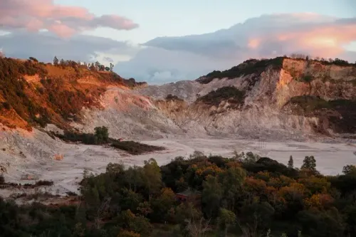 منظر لبركان أوتورونكو، المعروف بـ "بركان الزومبي"، يظهر تضاريسه الشاهقة والتشوهات الناتجة عن النشاط الداخلي، وسط سماء غائمة.